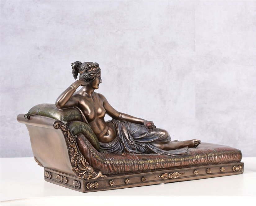 Statueta cu o femeie sezand din rasini