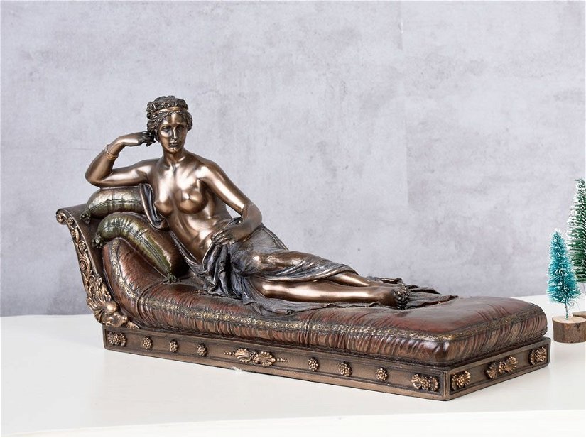 Statueta cu o femeie sezand din rasini
