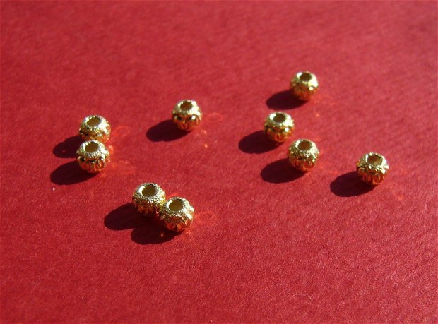 (2 bucati) Margica stardust gravata de aprox 3 mm din argint .925 placata cu aur si gravata aprox 3 mm