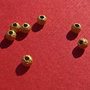 (2 bucati) Margica stardust mata de aprox 3 mm din argint .925 placata cu aur