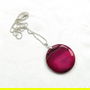 Colier cu pandantiv rotund din agat striped fuchsia