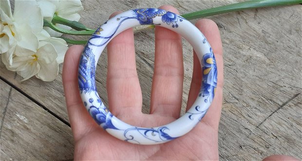 Bratara portelan, alb cu floricele albastre, diam int 6.3 cm
