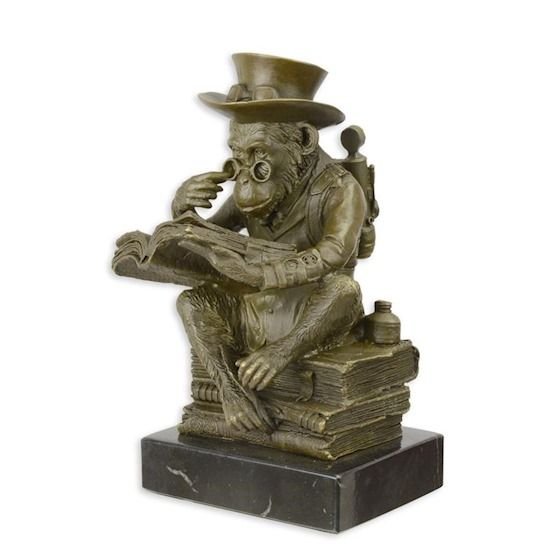 Maimuta - statueta steampunk din bronz pe soclu din marmura