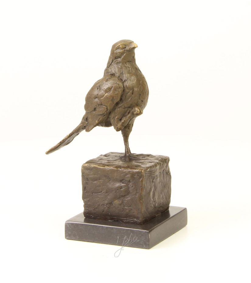 Pasarica - statueta din bronz pe soclu din marmura