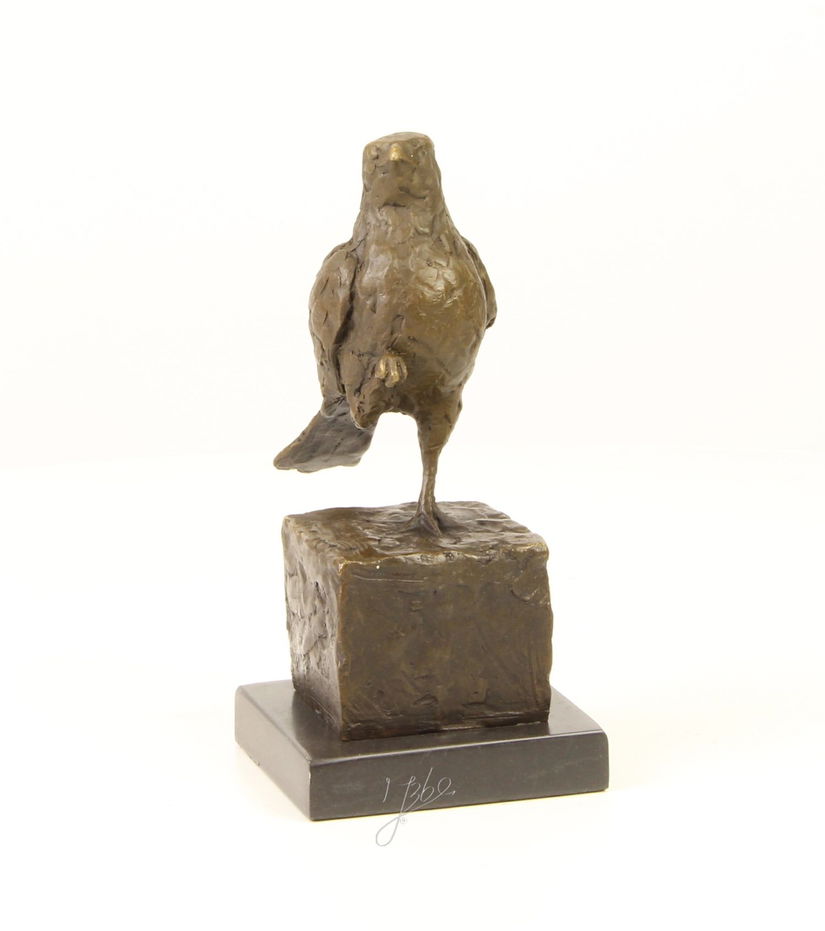 Pasarica - statueta din bronz pe soclu din marmura