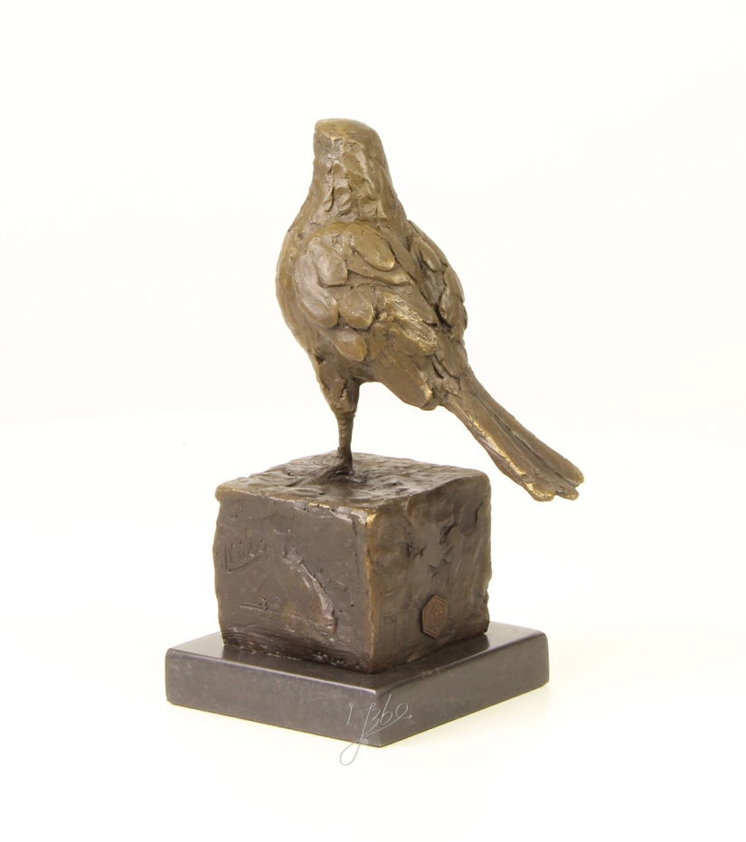 Pasarica - statueta din bronz pe soclu din marmura