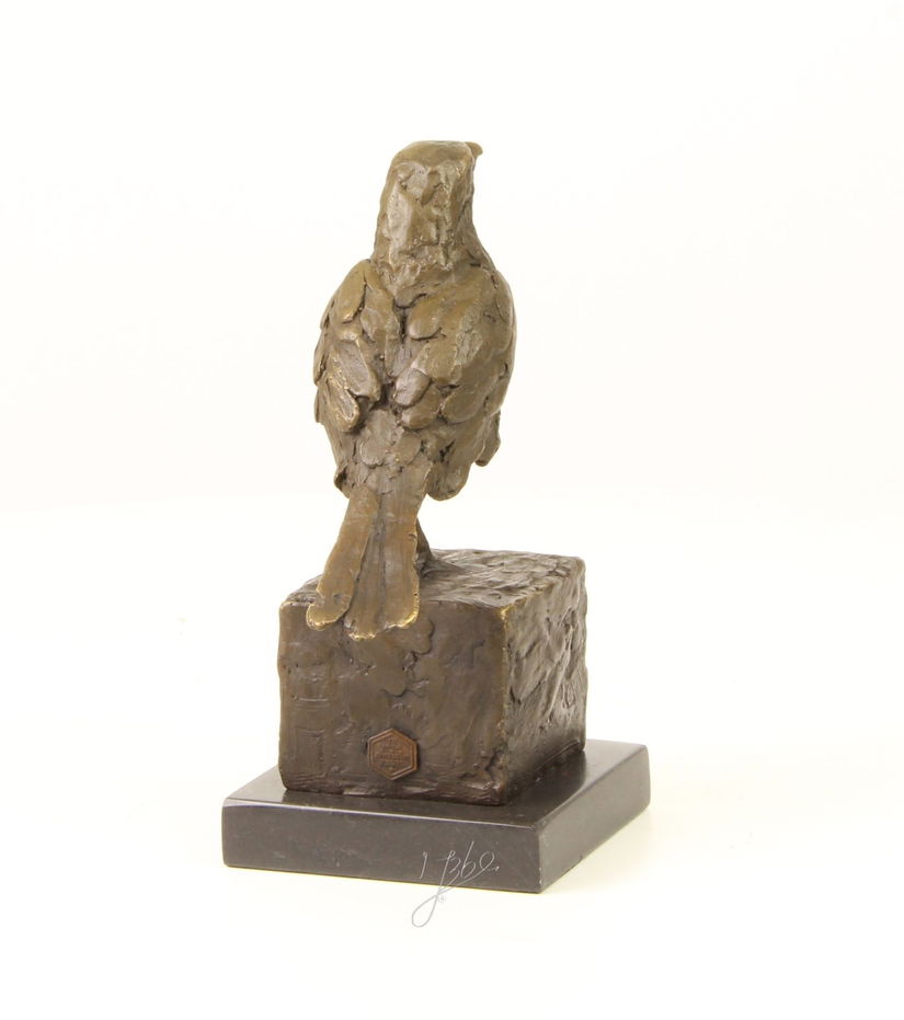 Pasarica - statueta din bronz pe soclu din marmura