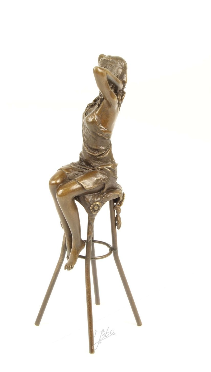 Femeie la bar - statueta din bronz