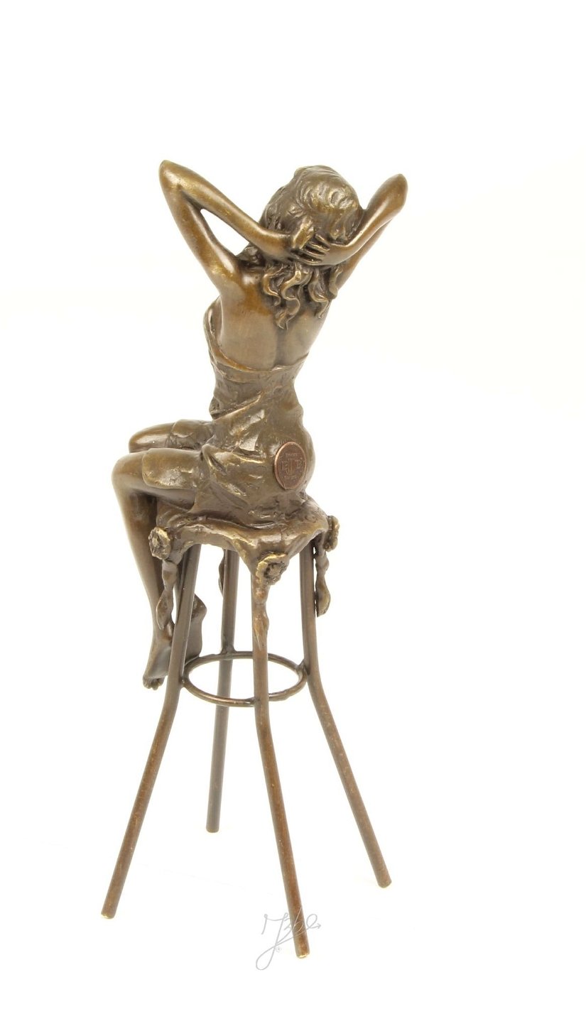 Femeie la bar - statueta din bronz