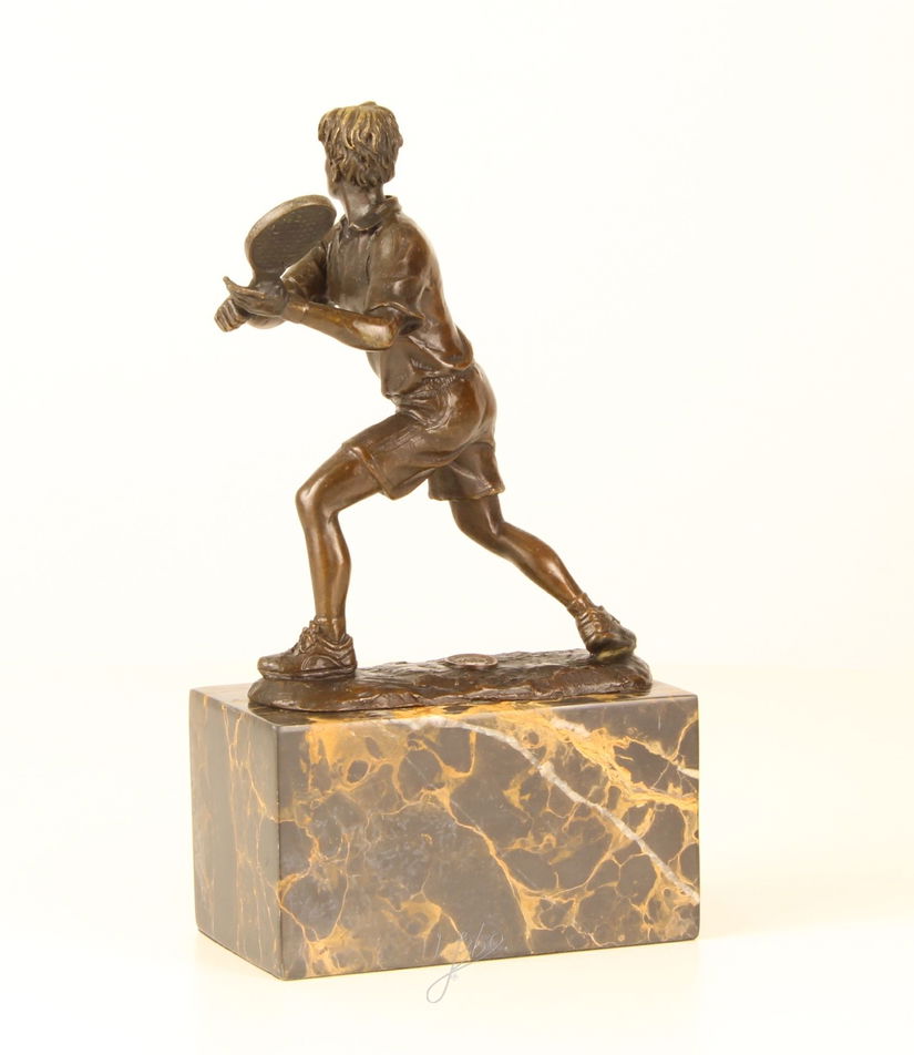 Jucator de tenis - statueta din bronz pe soclu din marmura