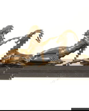 Amazoana cu antilopa - statueta din bronz pe soclu din marmura