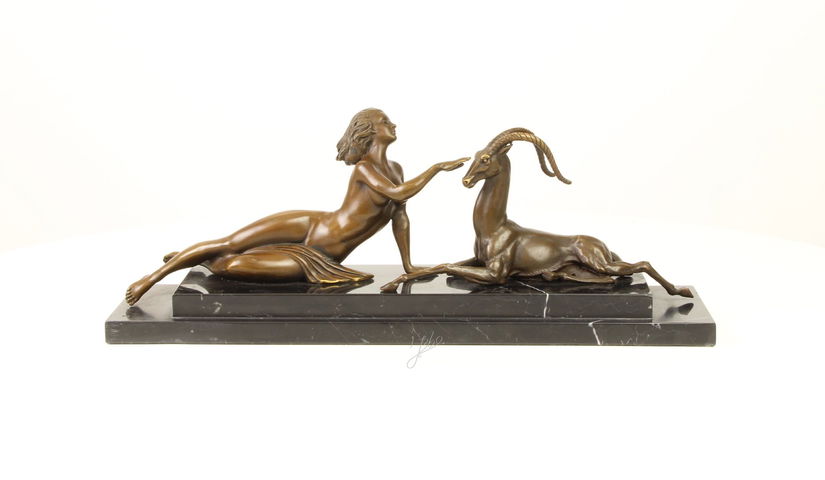 Amazoana cu antilopa - statueta din bronz pe soclu din marmura