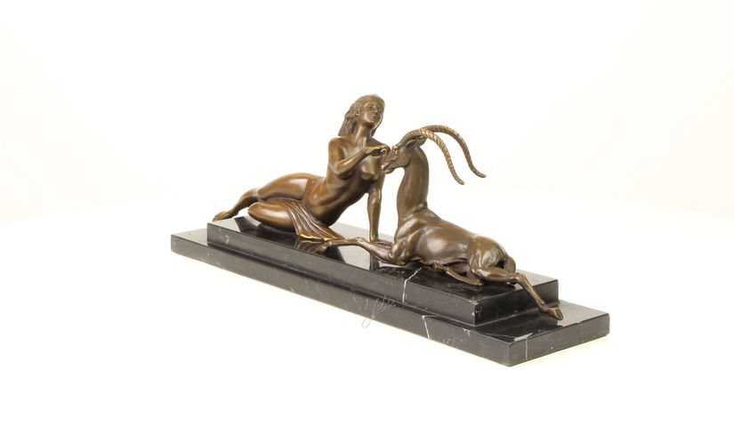 Amazoana cu antilopa - statueta din bronz pe soclu din marmura