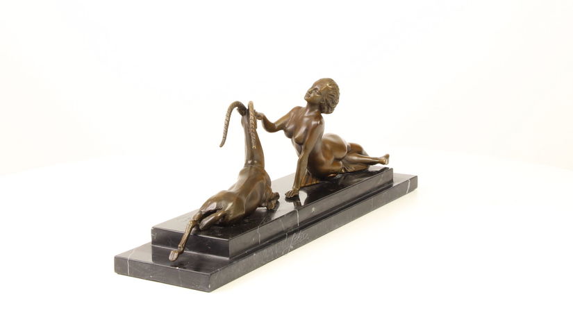 Amazoana cu antilopa - statueta din bronz pe soclu din marmura