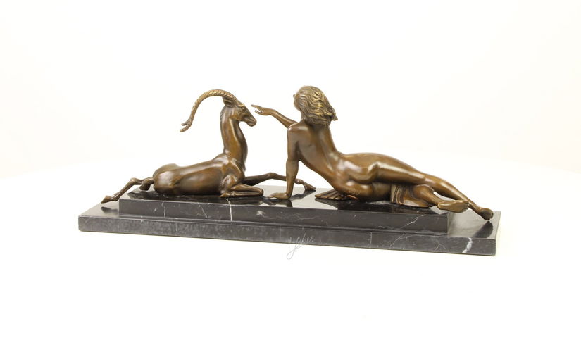 Amazoana cu antilopa - statueta din bronz pe soclu din marmura