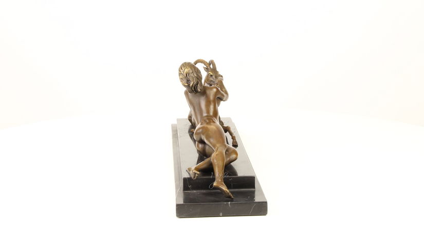 Amazoana cu antilopa - statueta din bronz pe soclu din marmura