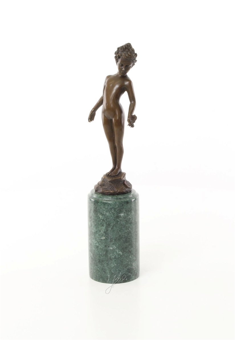 Fetita cu trandafir- statueta din bronz pe soclu din marmura verde