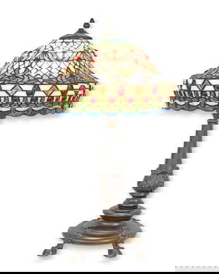 Lampa de masa Tiffany cu abajur alb cu arabescuri colorate