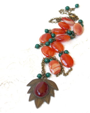 Colier cu agate maro si jad verde
