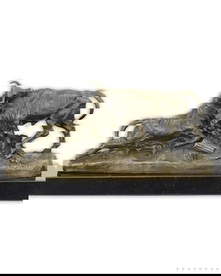 Tauri luptandu-se- statueta din bronz pe un soclu din marmura