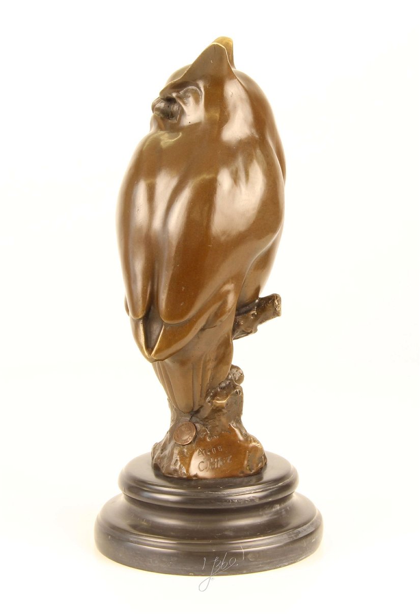 Bufnita- statueta din bronz pe un soclu din marmura