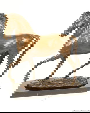 Cal la trap- statueta din bronz pe un soclu din marmura