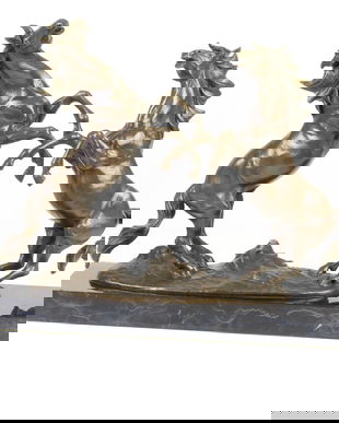 Cai luptandu-se - statueta din bronz cu un soclu din marmura