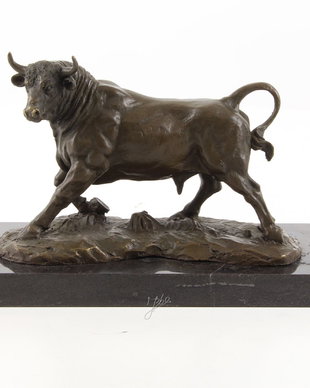 Taur-statueta din bronz cu un soclu din marmura