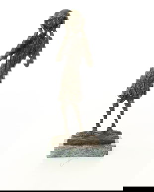 Tipatul-statueta din bronz pe un soclu din marmura