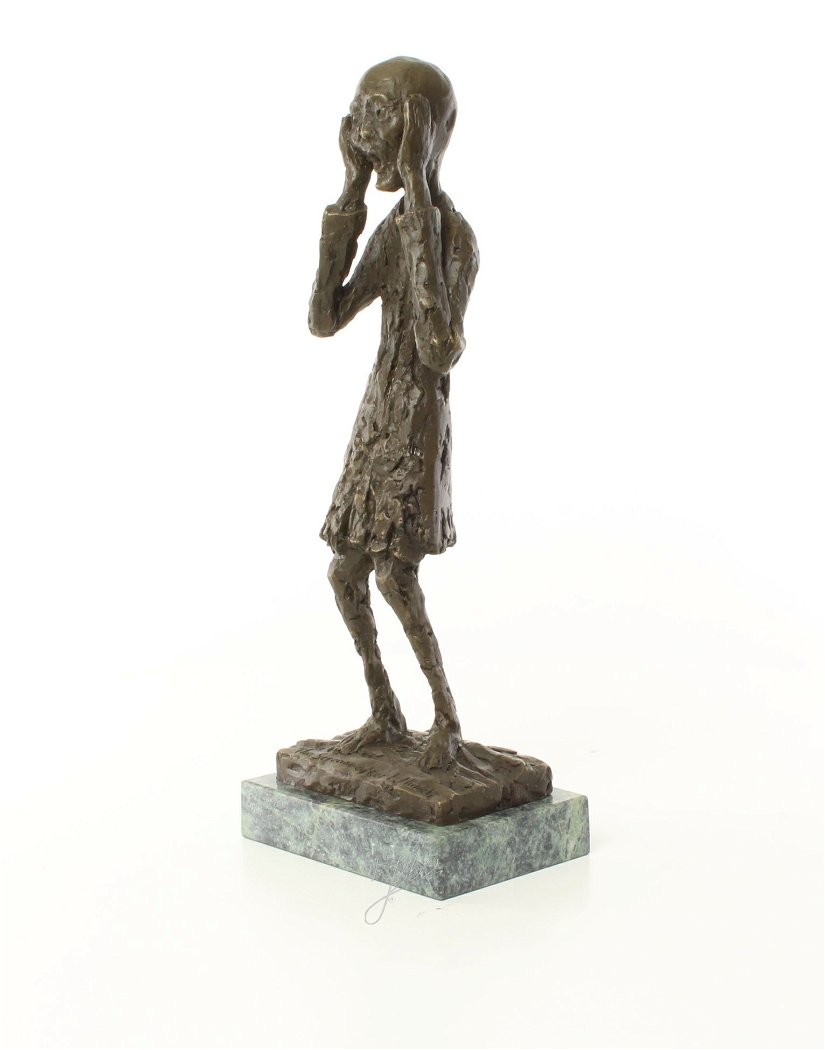 Tipatul-statueta din bronz pe un soclu din marmura