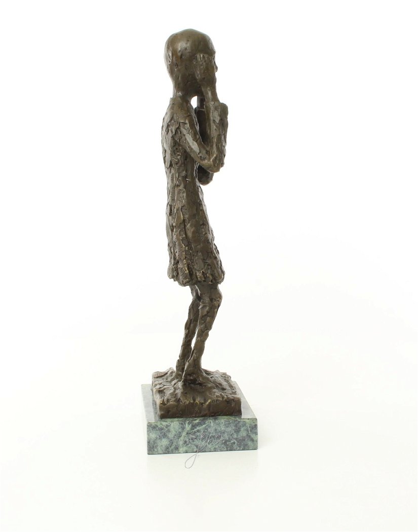 Tipatul-statueta din bronz pe un soclu din marmura