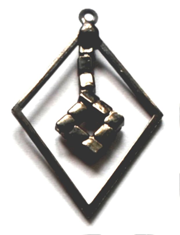 Pandantiv metalic romb rama cu pendul romb gun metal-negru si strasuri sticla alba