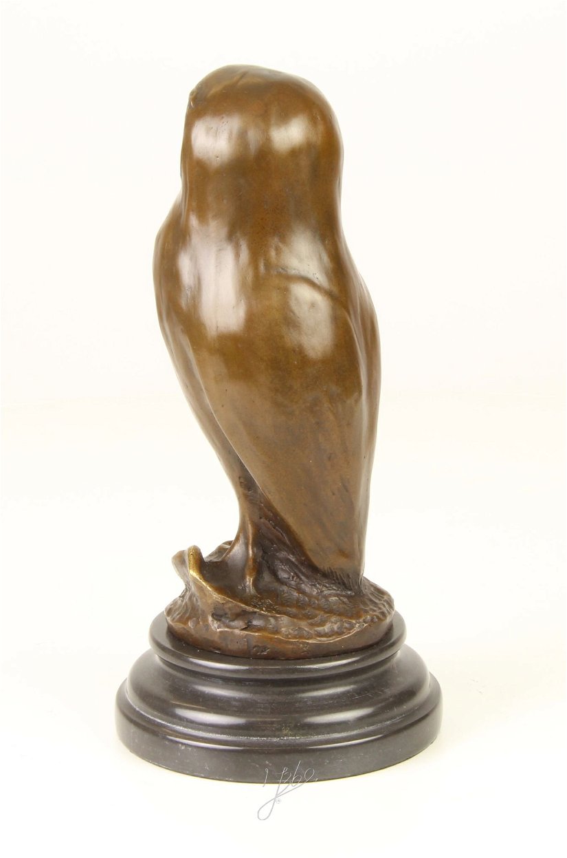 Bufnita-  statueta din bronz pe un soclu din marmura