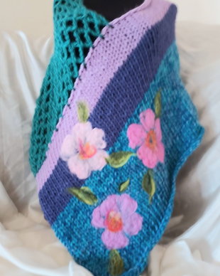 Poncho tricotat cu flori impaslite