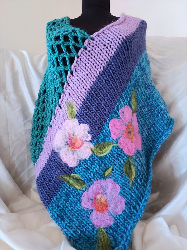 Poncho tricotat cu flori impaslite