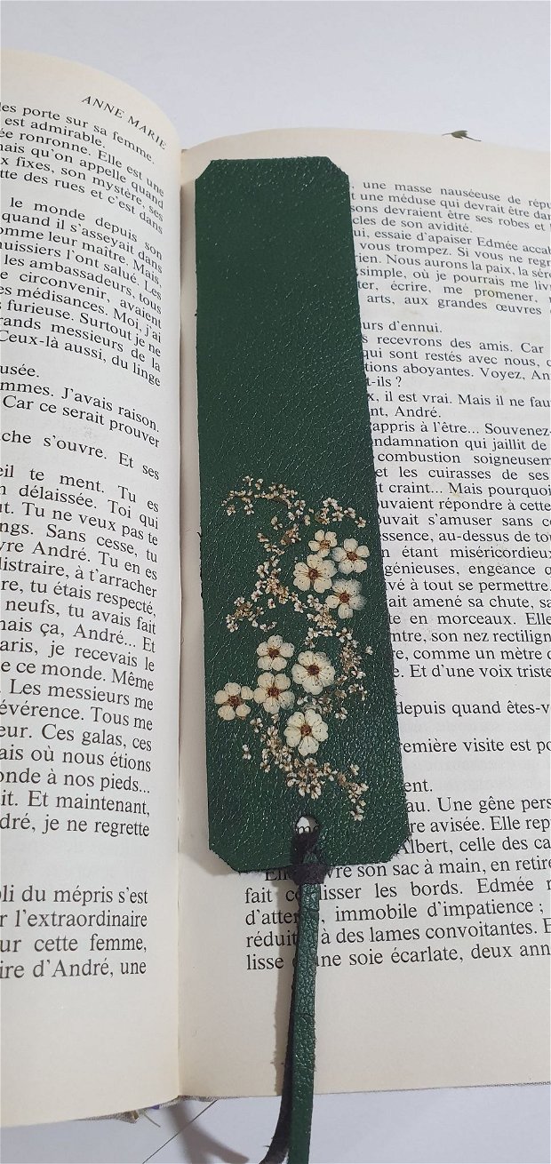 Semn de carte din piele ecologica decorat cu flori presate