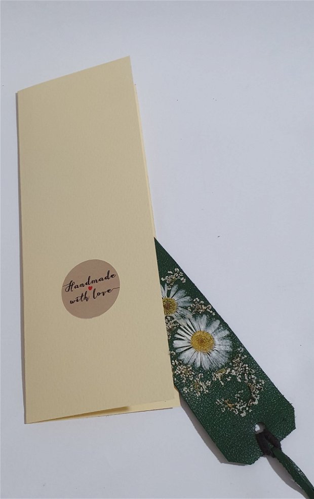Semn de carte din piele ecologica decorat cu flori presate