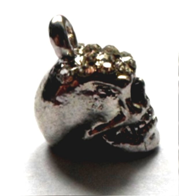 Pandantiv metalic craniu argintiu cu strasuri sticla alba pe varful capului