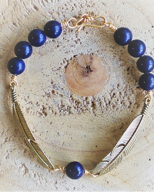 Bratara din sarma ,sfere de lapis lazuli si elemente de zamac aurit
