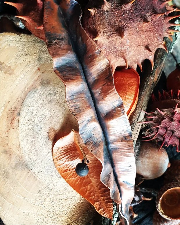 Brosa mare, frunza din cupru partial oxidat