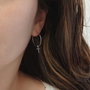 Cercei rotunzi cu charm cruciulite, argint 925 placat cu aur de 18K/platina
