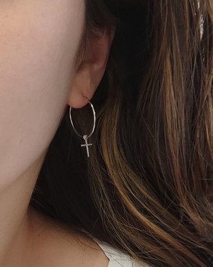 Cercei rotunzi cu charm cruciulite, argint 925 placat cu aur de 18K/platina