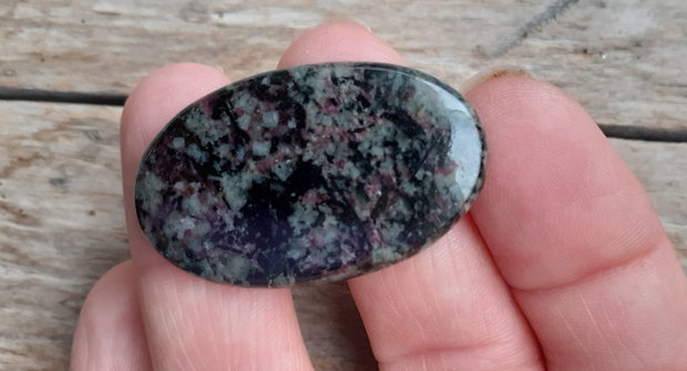 Cabochon eudialit, 38x24 mm