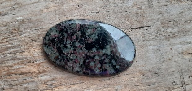 Cabochon eudialit, 38x24 mm