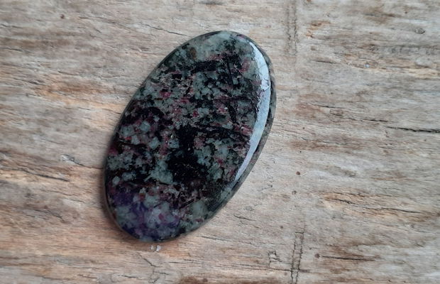 Cabochon eudialit, 38x24 mm