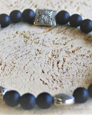 Bratara handmade din agate mate si elemente din aliaj tibetan