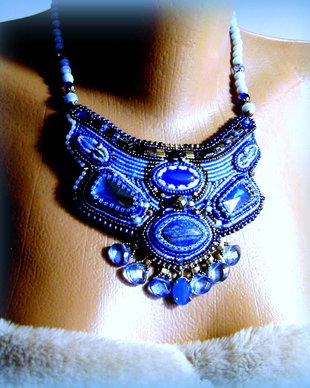 Oferta  ! SAFIR /  Lapis Lazuli , calcedonii - colier brodat, antichitati recreate, podoabe pe viata