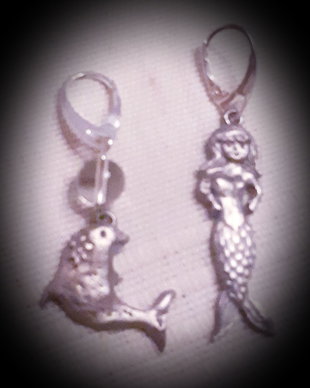 Cercei de autor, asimetrici, cu un delfin si o sirena din bronz alb