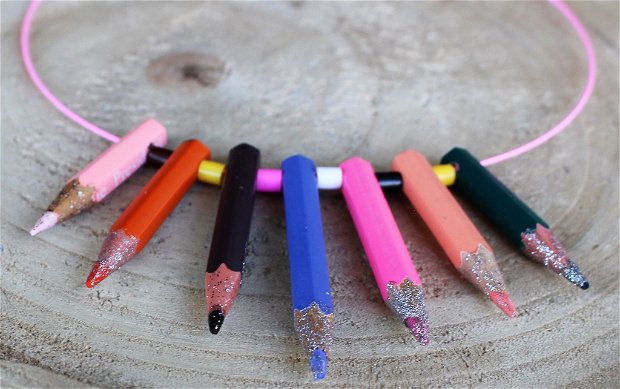Colier din creioane colorate puse pe o baza din sarma siliconata roz