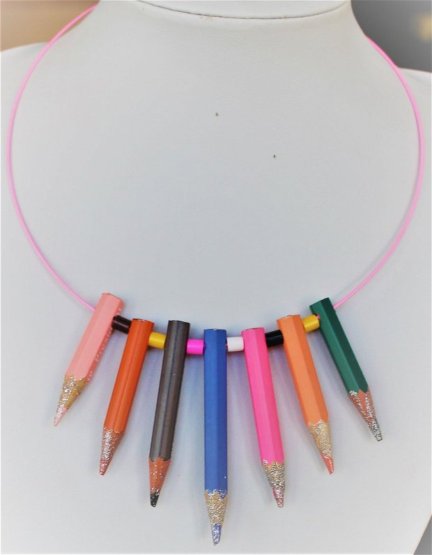 Colier din creioane colorate puse pe o baza din sarma siliconata roz